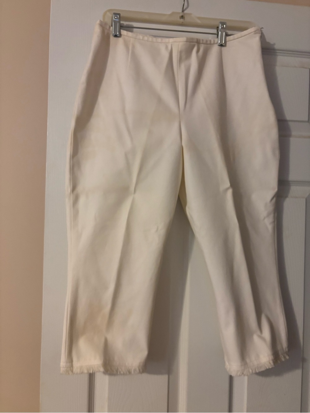Cream Straight-Leg Capri Pants